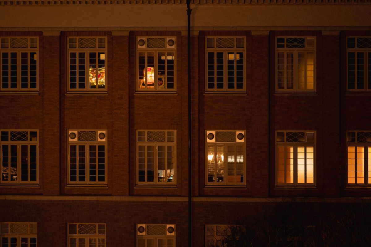 写真：イルミネーション（4）本館の窓を横から撮影している。窓は8つ映っており、左上の2つの窓にサンタクロースとトナカイが見える。