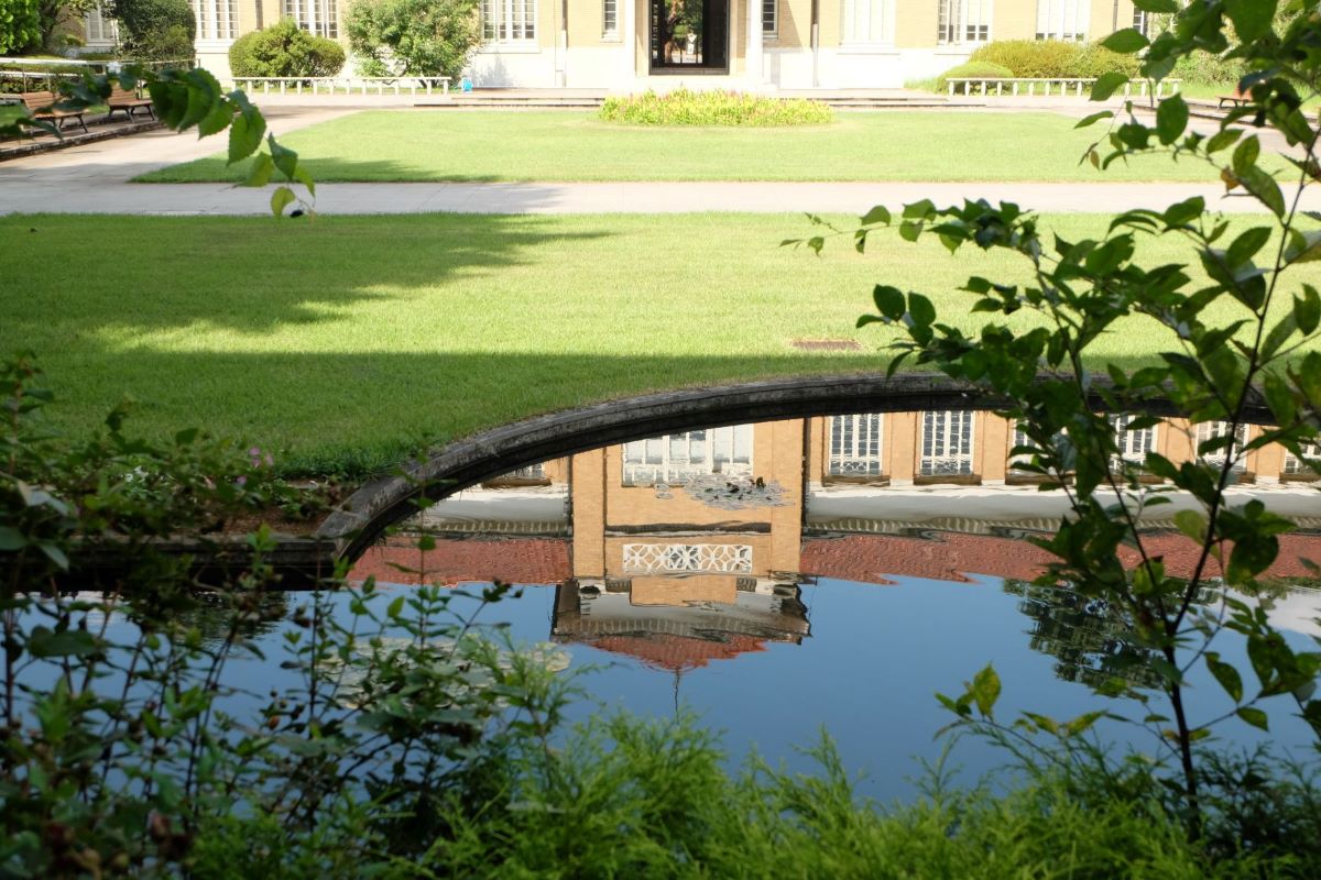 写真：池の水面に映るハーツホン・ホール
